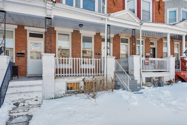 Foto del edificio - Charming 3-Bedroom with High Ceilings & Modern Updates