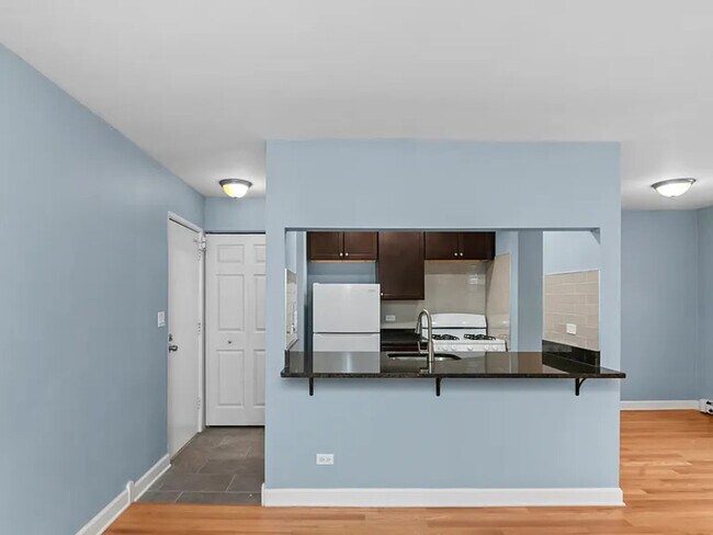 Foto del edificio - 3748 N Pine Grove Ave