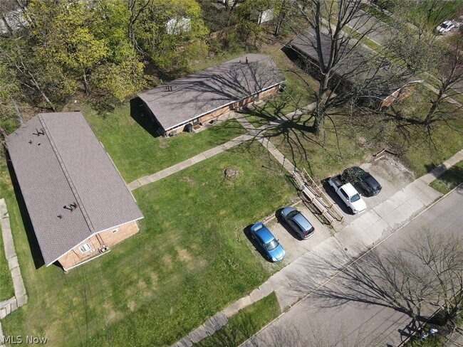 Building Photo - 1277 Roslyn Ave