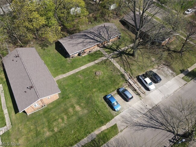 Foto del edificio - 1277 Roslyn Ave