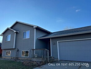 Building Photo - 4 Bed 2 Bath House with 2-stall attached g...