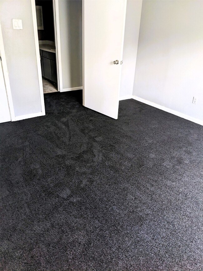 Foto del edificio - 8421 Hearth Dr