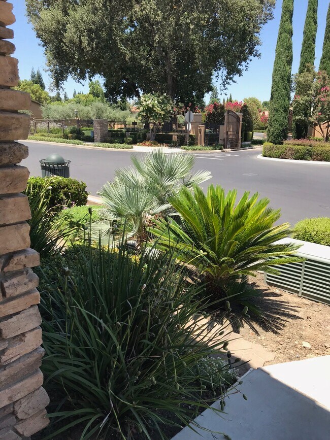 parque al otro lado de la calle - 5149 W Pianosa Ave