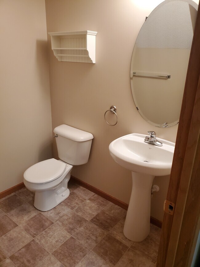 Baño del primer piso - 433 Frederick Cir