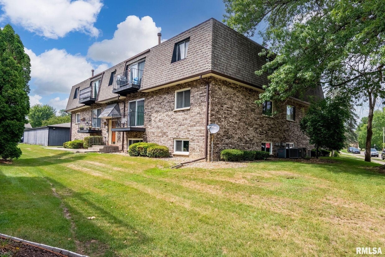 3069 4th St Unit 4, Moline, IL 61265 Room for Rent in Moline, IL