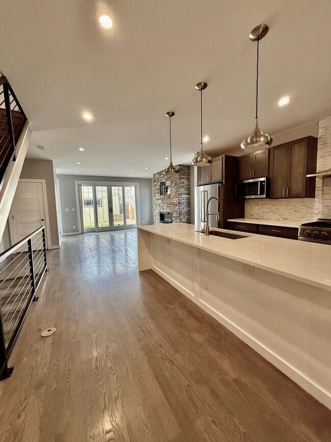 Foto del edificio - Modern 4-Bedroom Duplex in Vibrant Overlan...