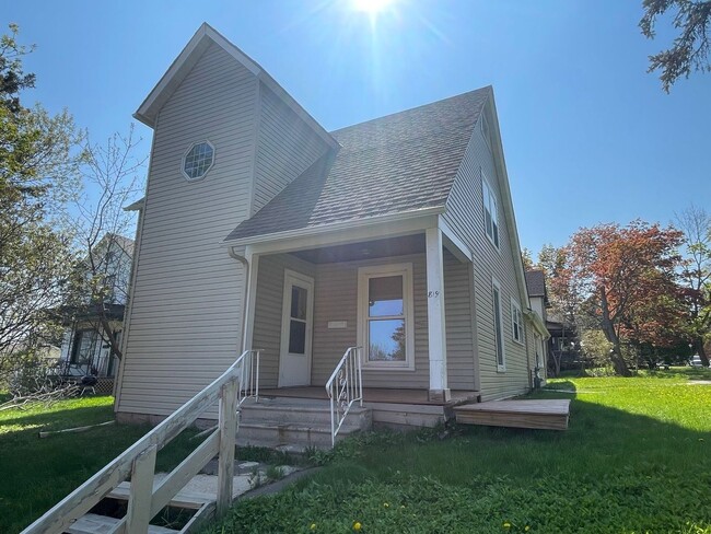 Building Photo - Large Home in the Lakeside Neighborhood