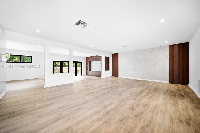 Building Photo - 19402 NE 19th Ct