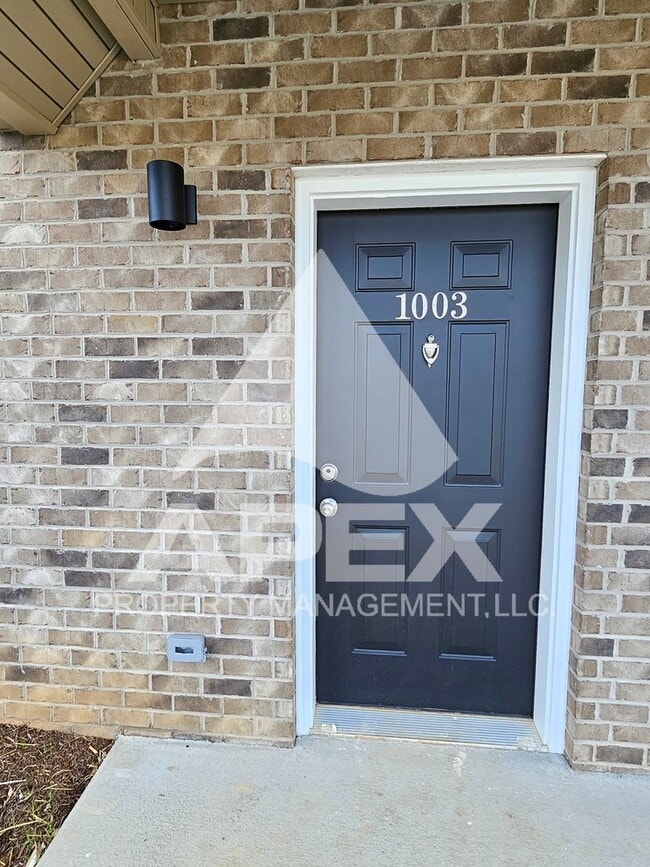 Building Photo - AVALON TOWNHOMES – LIKE NEW - 2 Bd/2.5 Ba Townhome off Topside Road with convenient access to Mar...