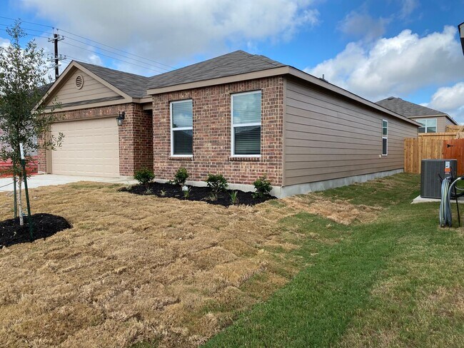 Building Photo - Modern Single Family Home in New Braunfels