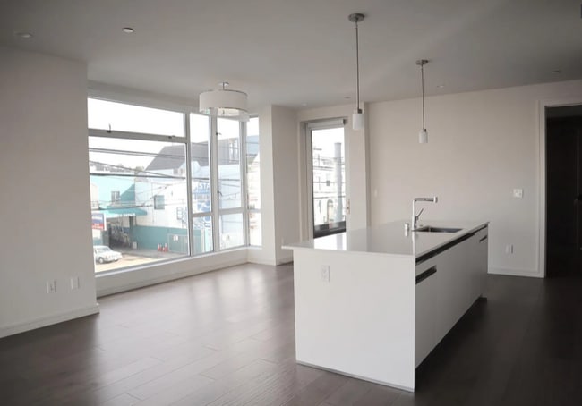 Building Photo - 600 S Van Ness Ave