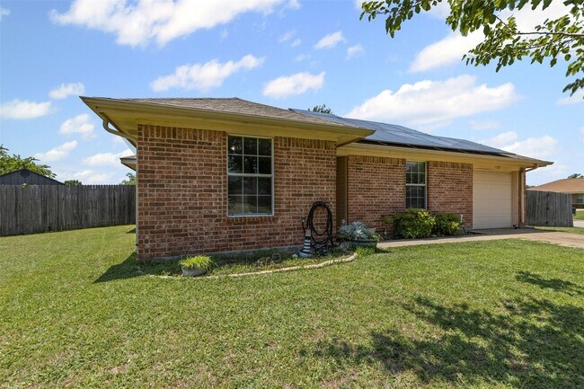 Building Photo - Welcome to this inviting 3-bedroom, 2-bath...