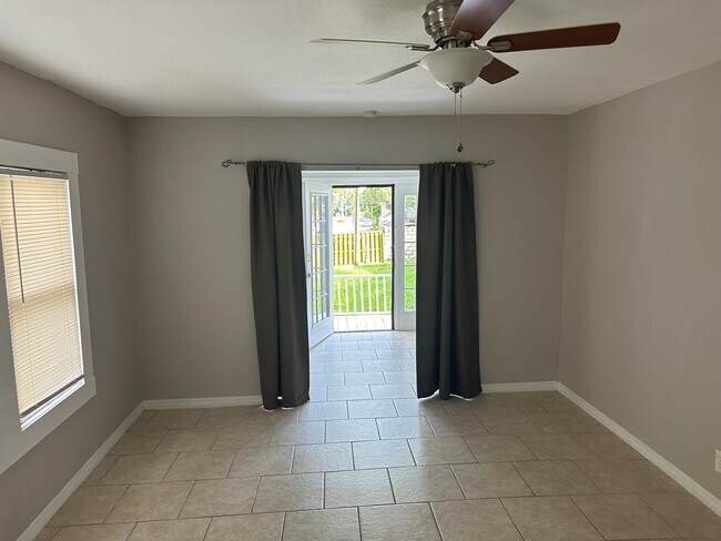 Foto del edificio - 2216 W Woodlawn Ave