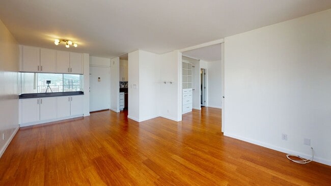 Foto del edificio - 1BD/1BA/1PRKG at the Villa on Eaton Square. Electricity included, stunning views!