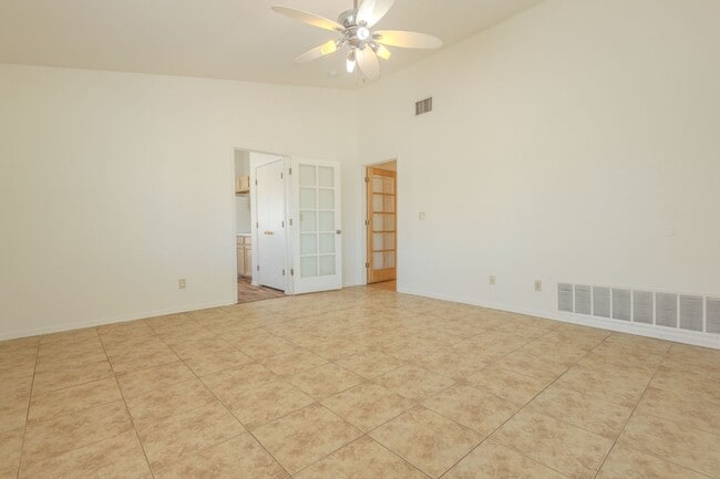 Building Photo - 3 Bedroom, 2 Bath