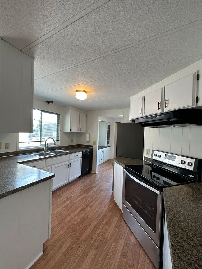 Building Photo - Cute 2 Bedroom & 2 Bathroom Home