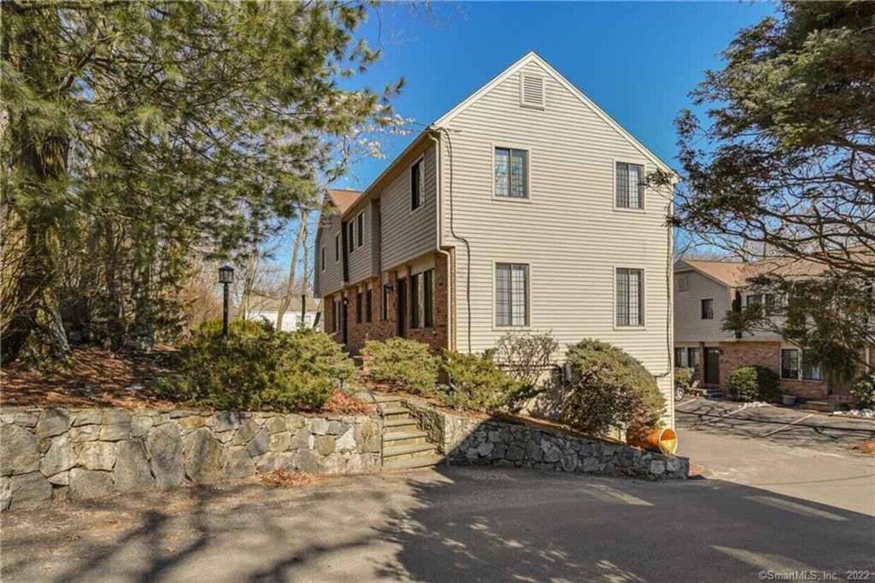 105 Columbus Plz, Stamford, CT 06907 Townhome Rentals in Stamford CT