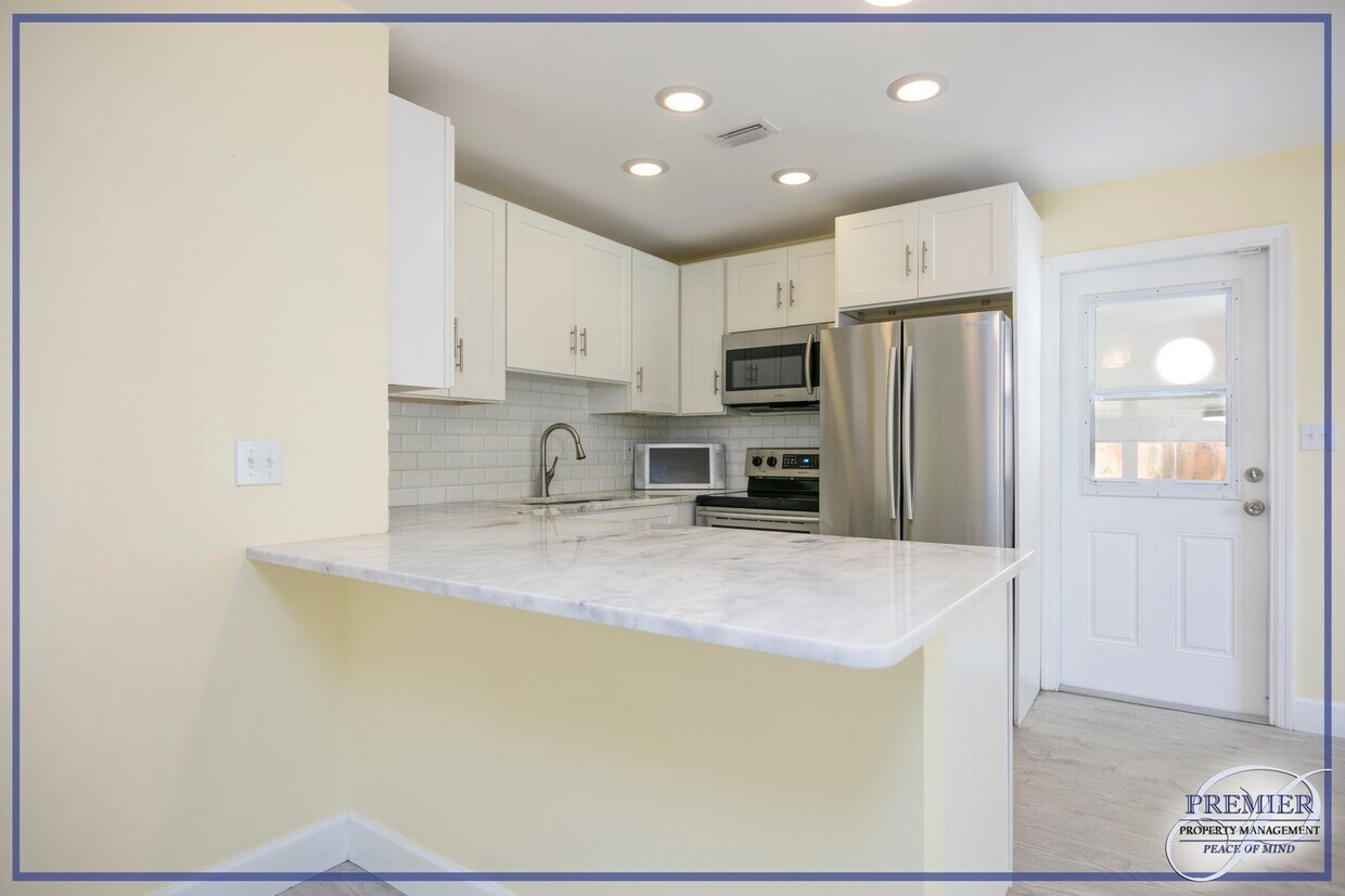 Primary Photo - ***AMAZING LOCATION***3 BED/2BATH***NO HOA...