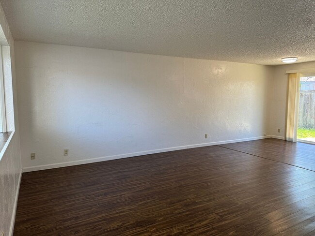 Building Photo - 2 bedroom 1.5 bathroom duplex in Springfield!