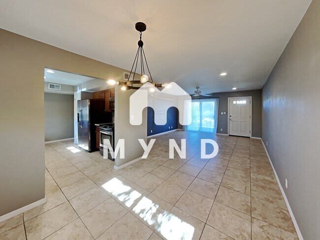 Building Photo - 5550 N 12th St #19