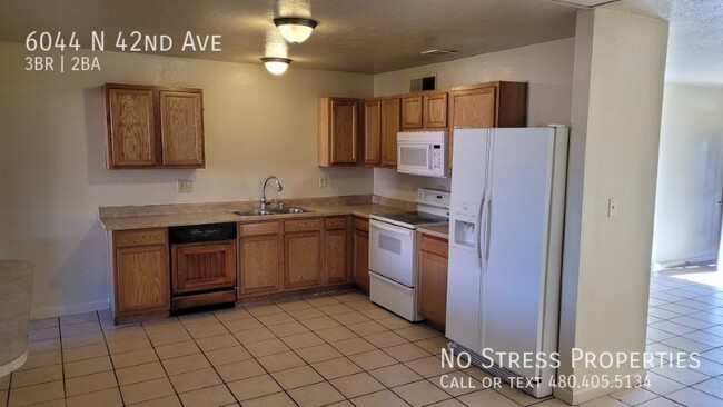 Foto del edificio - 3 Bed House With Den Off 42nd Ave and Beth...