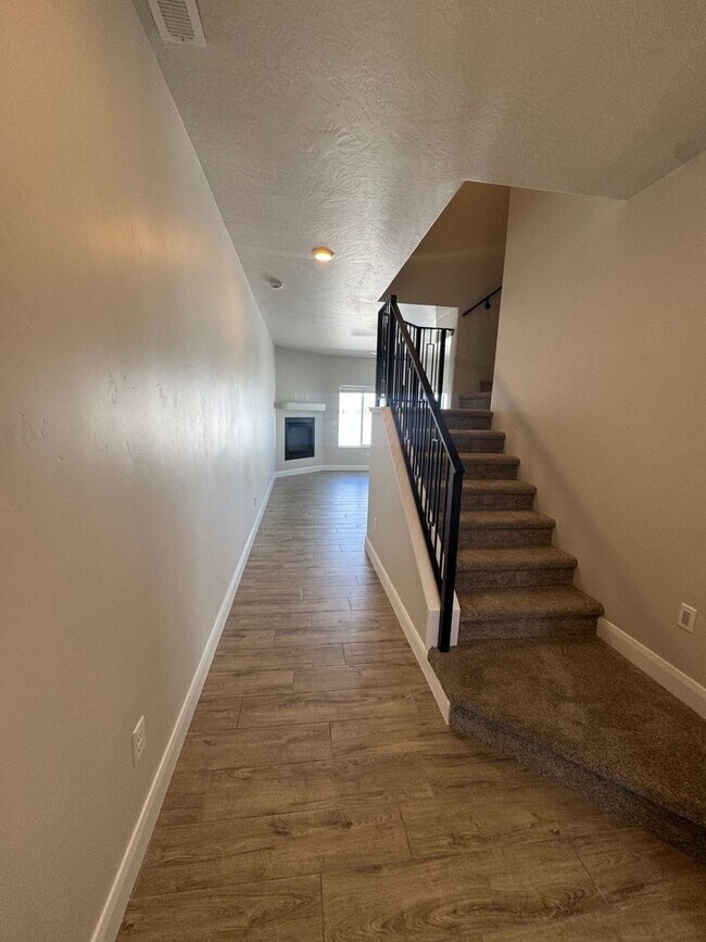 Building Photo - Townhome in Shadow Cove