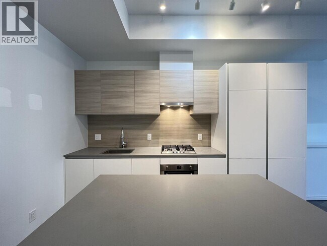 Photo du bâtiment - 652 Whiting Way