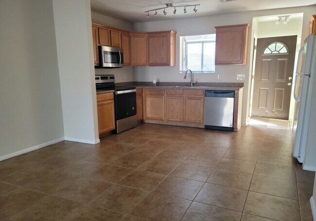 Building Photo - Clean 2 Bed 2 Bath Town home with private yard in Central Phoenix! Gated Community! Move-in Speci...