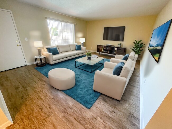 Sala de estar prácticamente preparada (muebles no incluidos) - 225 W. Verdugo