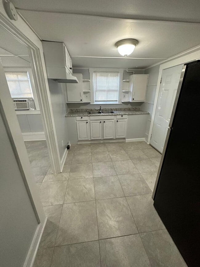 136/138 E 5th St. - 136/138 E 5th St. Apartment