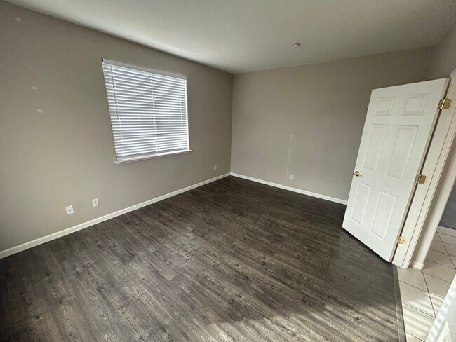 Foto del edificio - Spacious 3-Bedroom Home with Large Office and Loft