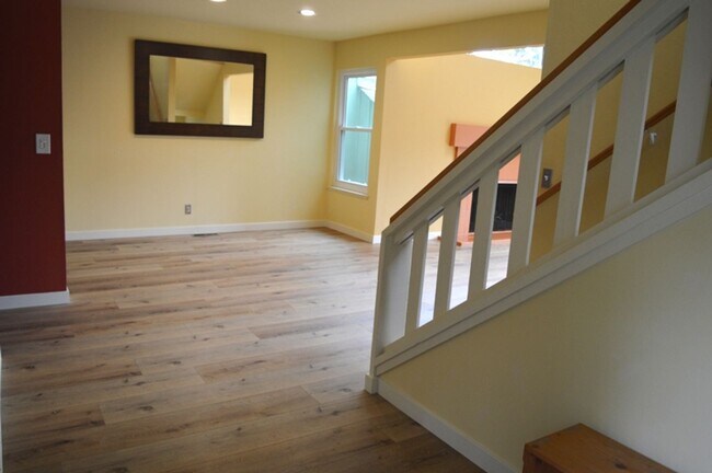 Building Photo - Lovely and Large Sausalito Condo with View!