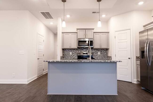 Building Photo - Charming Home With Eat In Kitchen, Granite Countertops, and Glass Door Tiled Shower