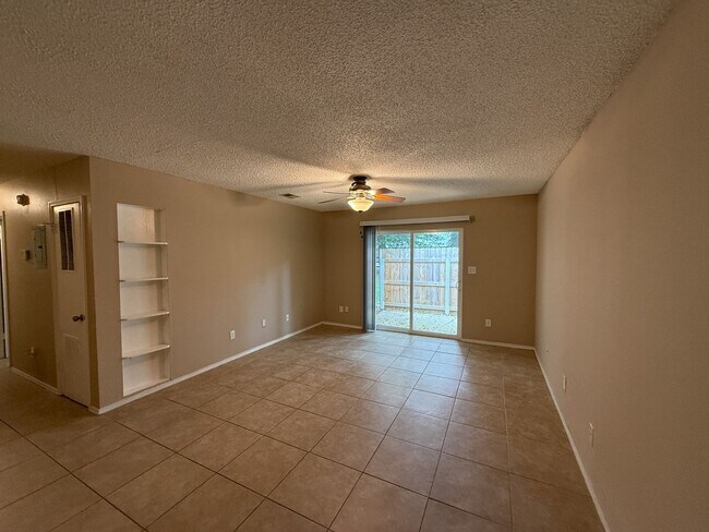 Foto del edificio - 2 Bedroom 1 Bath Unit for Rent - Water, Tr...