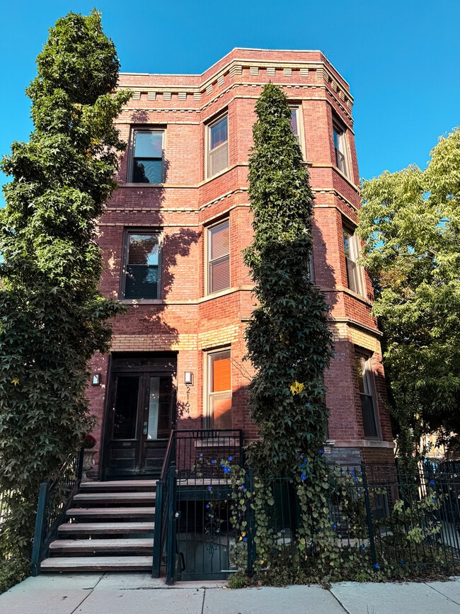 Building Photo - 2164 N Oakley Ave