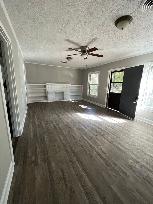 Building Photo - Fully Remodeled!