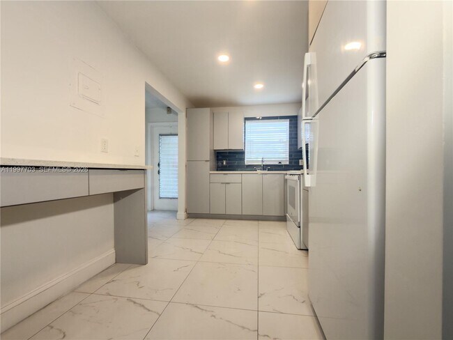 Foto del edificio - 605 S State Rd 7