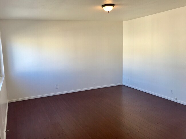 Foto del edificio - 1043 N Lilac Ave