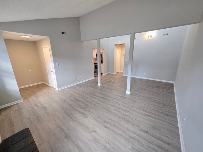 Foto del edificio - UPDATED 2BED/1BATH TOWNHOME IN TOWN CENTER VIRGINIA BEACH!!!!!
