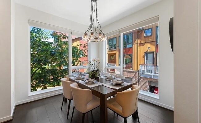 Building Photo - 4bd/3.5ba Seattle Condo