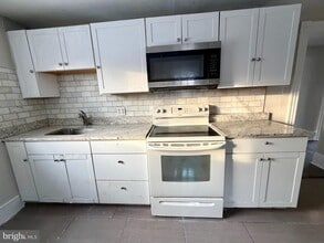 Building Photo - 706 N High St