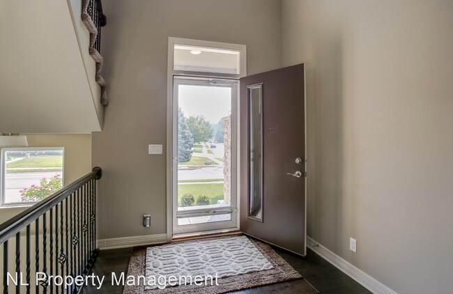 Building Photo - 4 br, 2.5 bath House - 6014 South 156 Ave ...