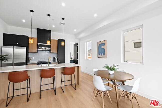 Building Photo - 2324 S Dunsmuir Ave