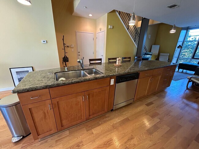 Foto del edificio - Spacious 3 bedroom / 2.5 Bath Apartment in...