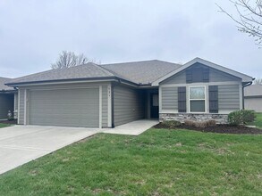 Building Photo - 529 SE Maple Dr