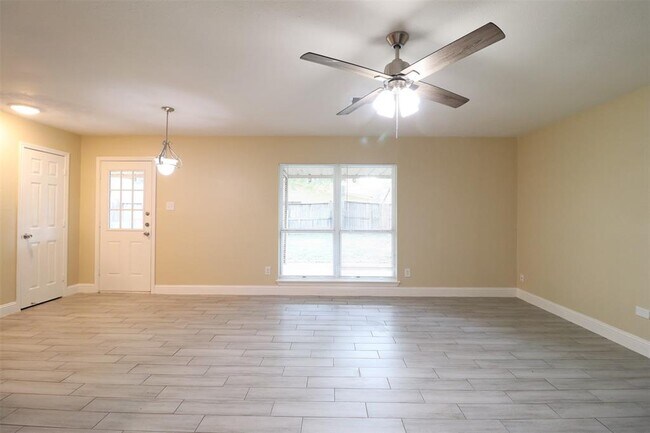 Building Photo - 4367 Kinloch Dr