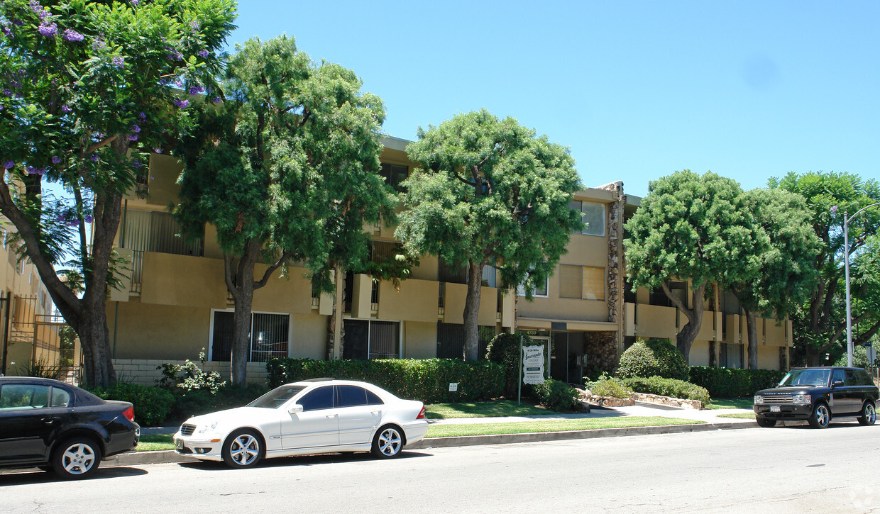 Primary Photo - Jacaranda Apartments