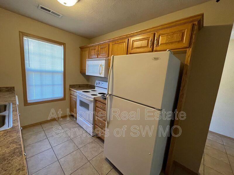 Foto del edificio - 1096 N Westwood Ave