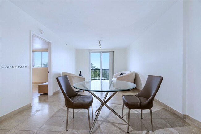 Foto del edificio - 8888 Collins Ave