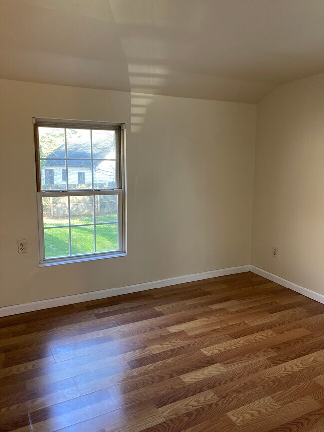 Building Photo - 5 Islip Dr